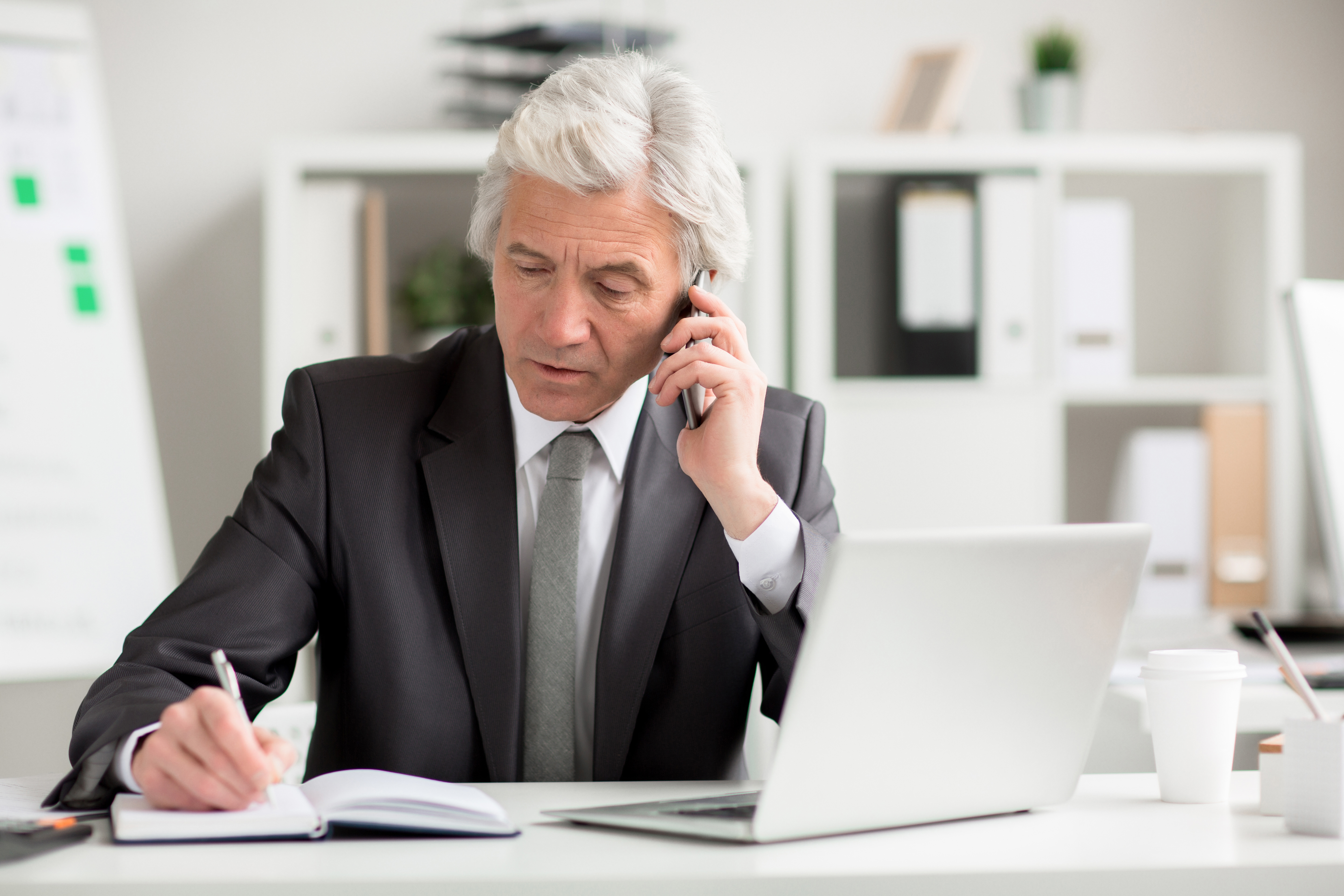 Hausverwalter der mit einem Mandanten über sein Objekt telefoniert