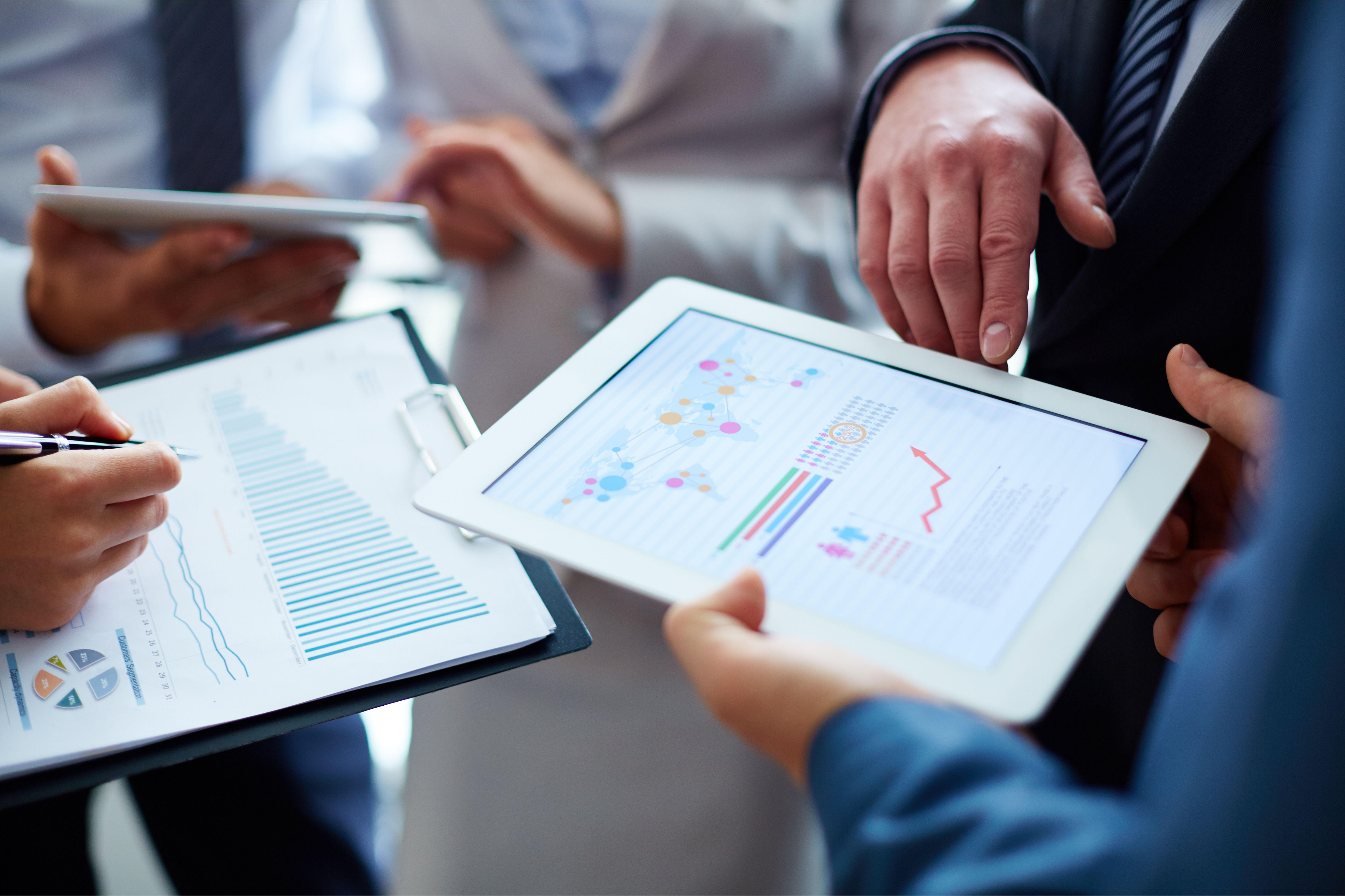 Geschäftsmänner sehen sich Statistiken zur Werterhaltung ihrer Immobilien an