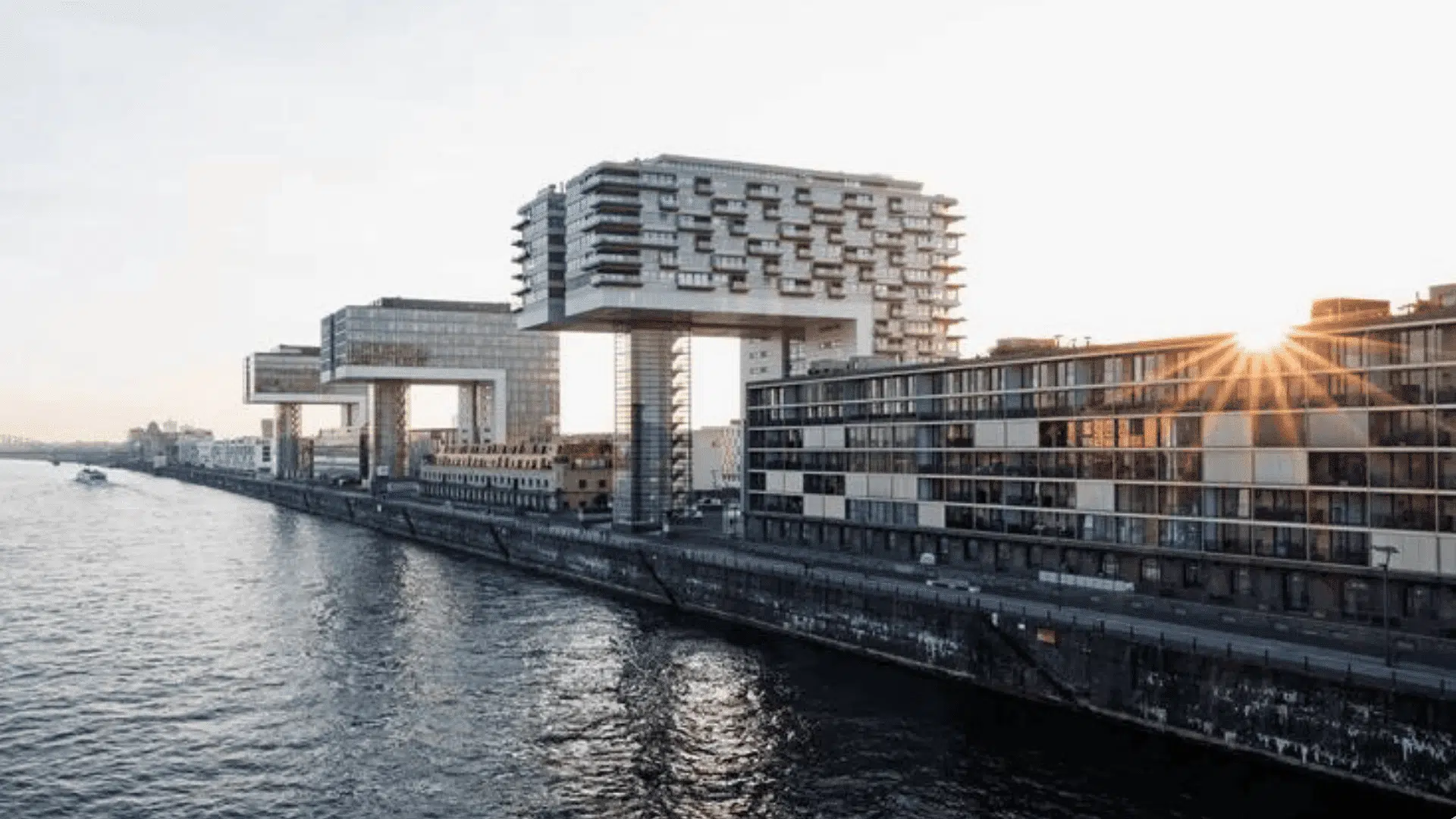 gepflegte Kranhäuser von Köln in der Dämmerung