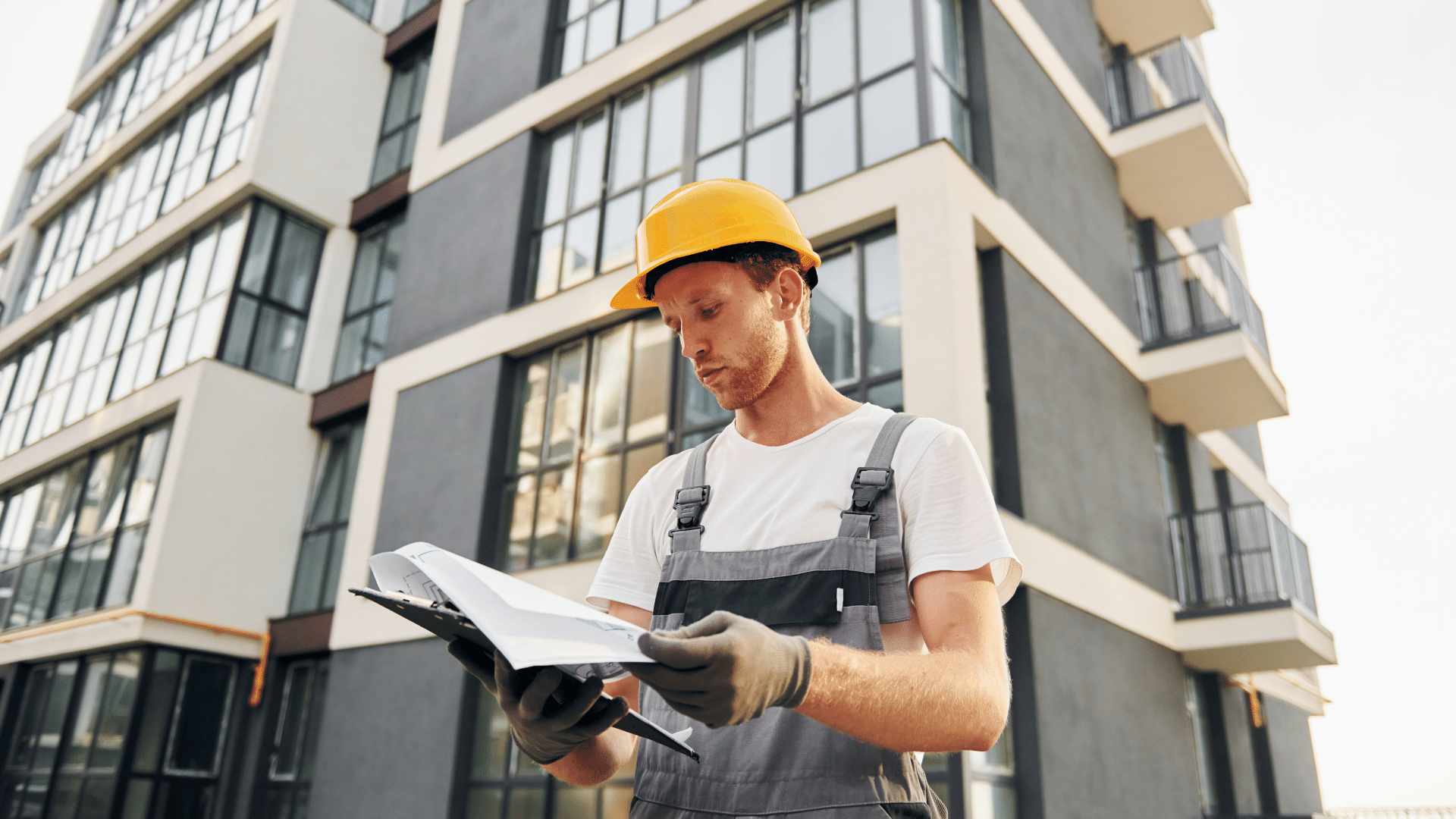 Hausmeister überprüft seine Unterlagen an seinen Objekten