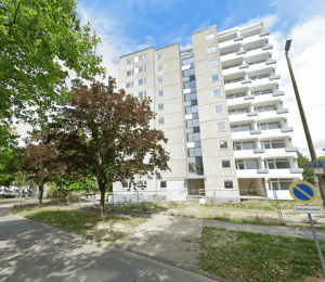 gepflegtes hochhaus in ruhiger Lage