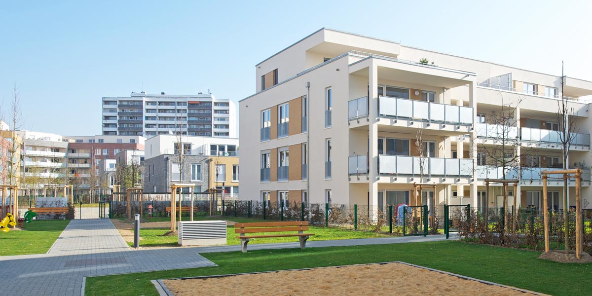 Neubauobjekte Köln mit gepflegter Rasenfläche